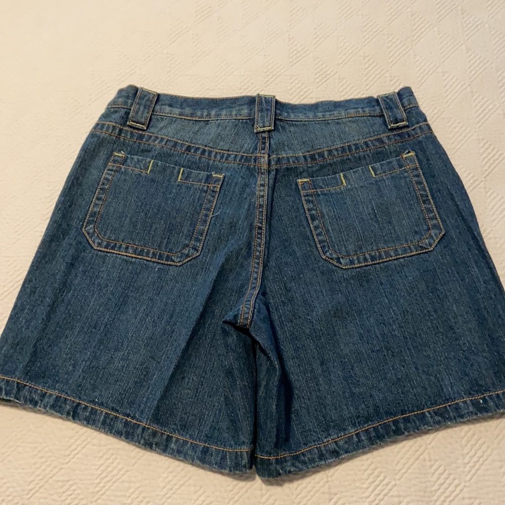 Blue denim Jean shorts with 7” inseam & pockets in EUC
